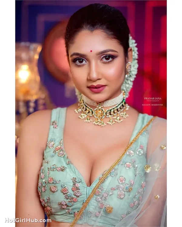 Beautiful Busty Indian Girls 11