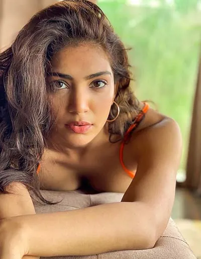 Hot Indian Actress Yogita Bihani Big Boobs 1