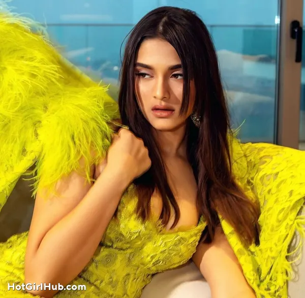 Hot Bollywood Actress Saiee Manjrekar Big Boobs (15)