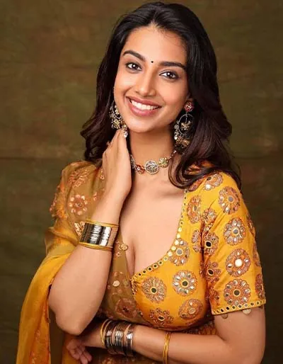 Hot Indian Actress Meenakshi Chaudhary Big Boobs (1)