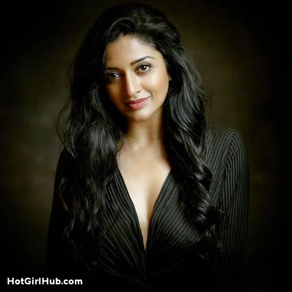 Hot Indian Actress Vimala Raman Big Boobs (3)