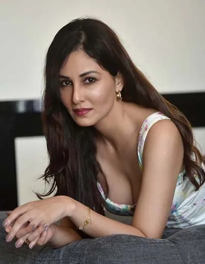 Hot Indian Actress Pooja Chopra Big Boobs (1)