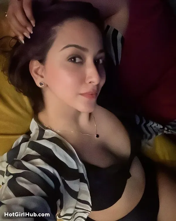 Sexy Indian Girls Showing Big Boobs (8)