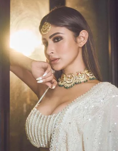 Mouni Roy Super Hot Photos That Will Stun You (1)