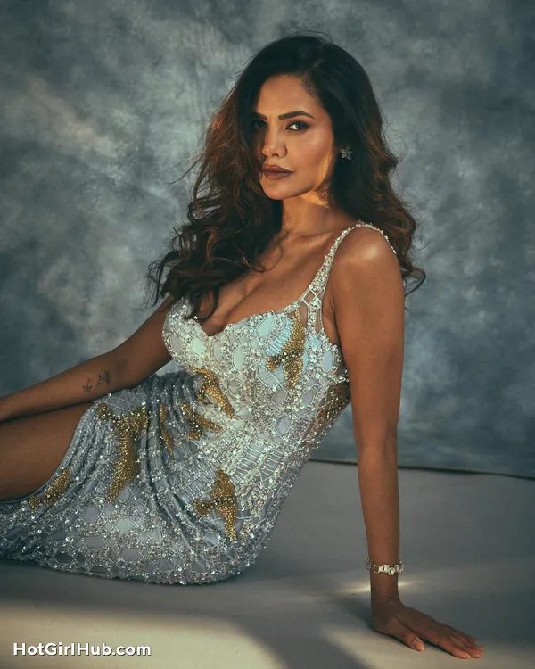 Esha Gupta Sizzling Photos That Will Leave You Stunned (4)
