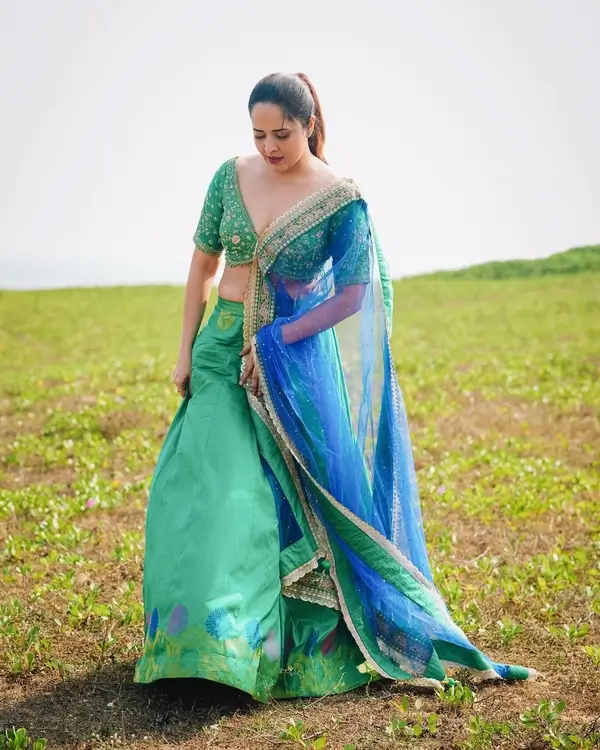Anasuya Bharadwaj Shows Off Cleavage in Backless Blouse With Green Lehenga (3)