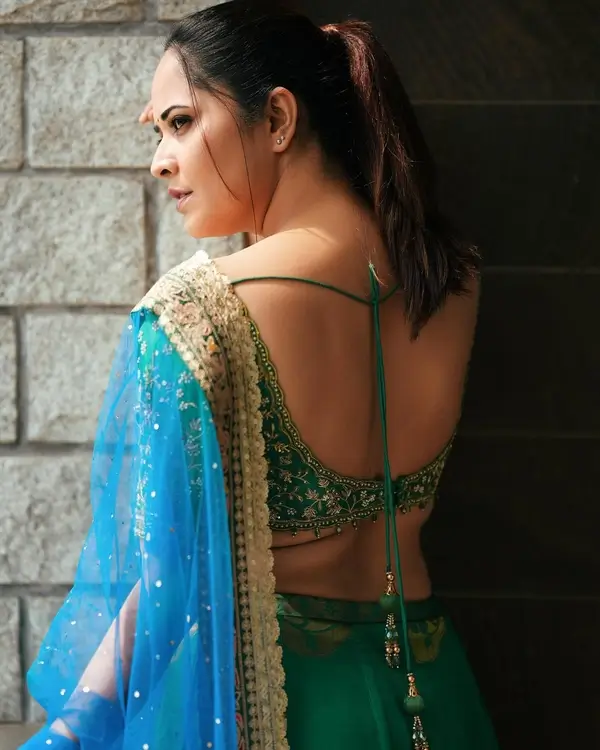 Anasuya Bharadwaj Shows Off Cleavage in Backless Blouse With Green Lehenga (5)
