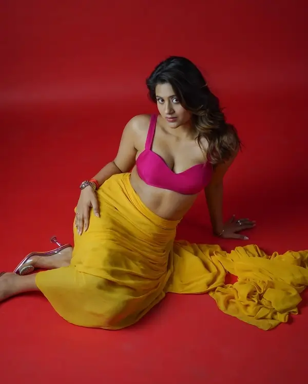 Anjali Arora Puts on Busty Display in Pink Blouse With Yellow Saree Sets Social Media on Fire (3)