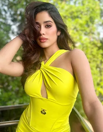 Janhvi Kapoor Super Hot Photos Made Our Hearts Skip a Beat (1)