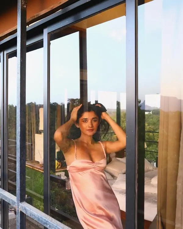 Kanika Mann Puts on Busty Display in Pink Dress Shows Her Sultry Look (3)