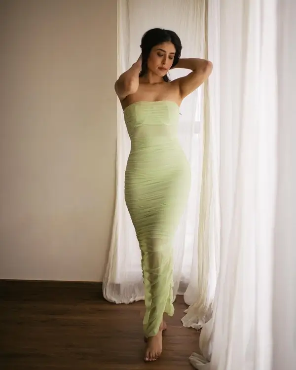Kritika Kamra Displays Her Sexy Figure in Bodycon Dress Raised the Temperature (3)