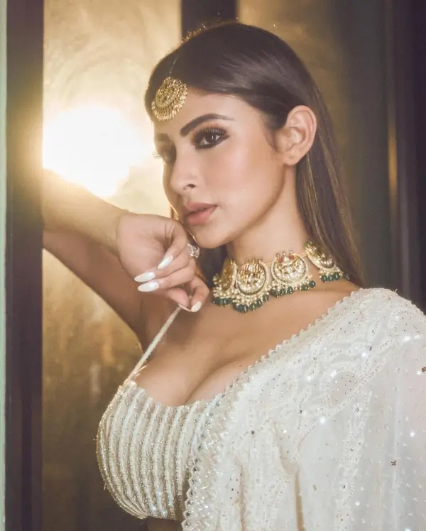 Mouni Roy Puts on Busty Display in Tiny Blouses With Designer Sarees Turns the Heat Up (5)