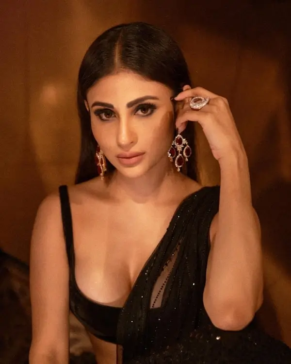 Mouni Roy Puts on Busty Display in Tiny Blouses With Designer Sarees Turns the Heat Up (6)