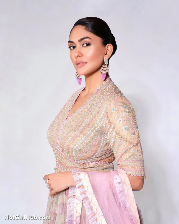 Mrunal Thakur Hot and Sexy Photos That You Need to See Twice (10)