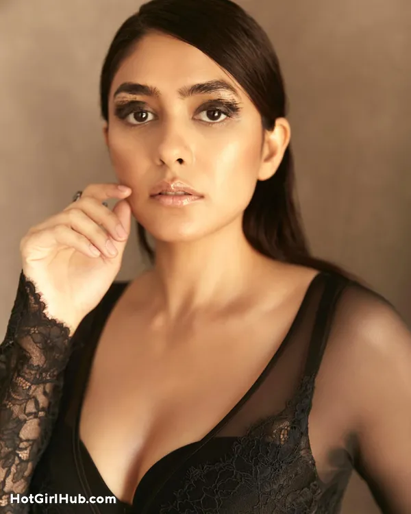 Mrunal Thakur Hot and Sexy Photos That You Need to See Twice (12)