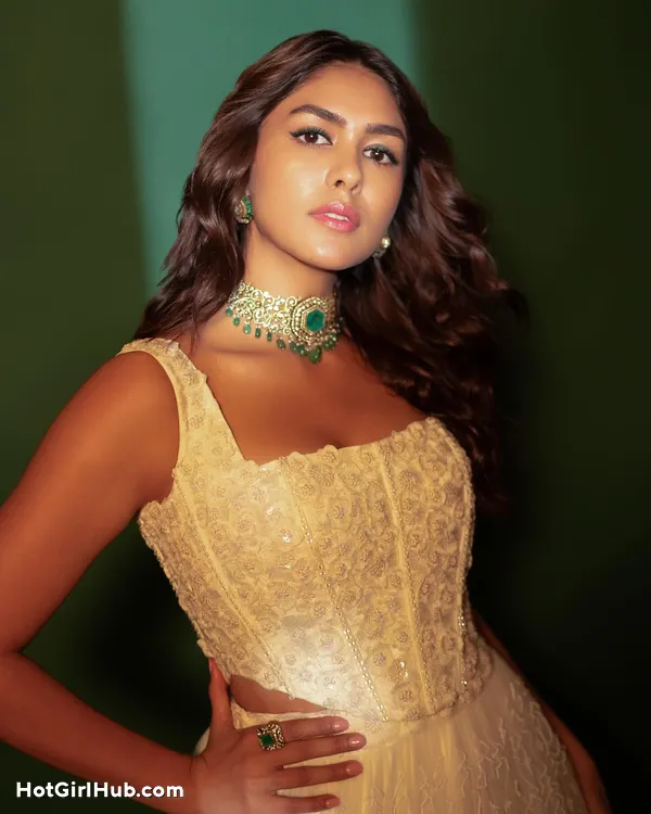 Mrunal Thakur Hot and Sexy Photos That You Need to See Twice (7)