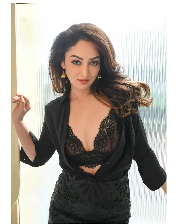 Sandeepa Dhar Shows Off Cleavage in Black Lace Bra is Too Hot to Handle (3)