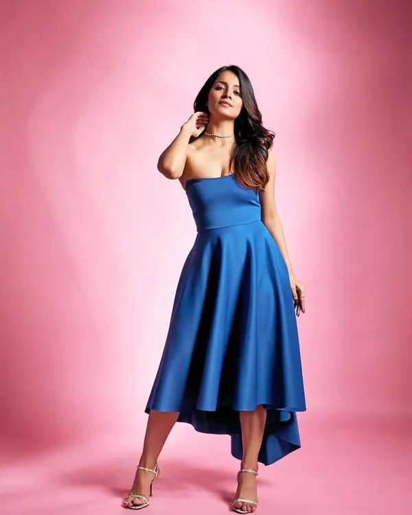 Showtime Actress Mahima Makwana Puts on Busty Display in Off Shoulder Blue Dress (2)