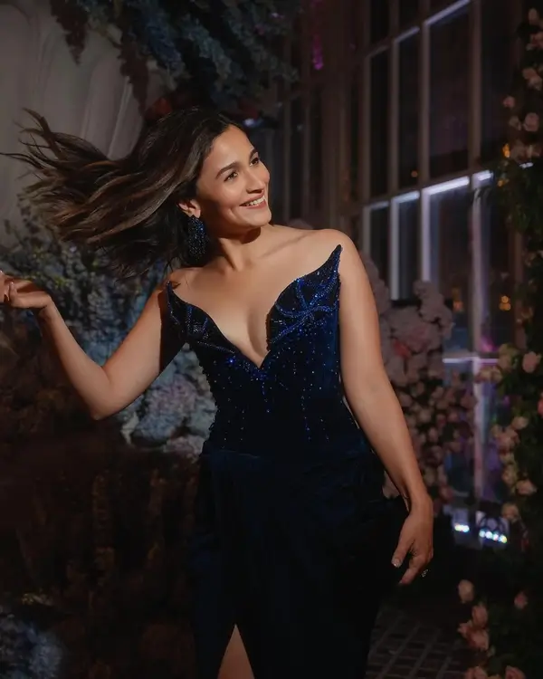 Alia Bhatt Puts on Busty Display in Off Shoulder Deep Neckline Dress WOWS Fans (4)