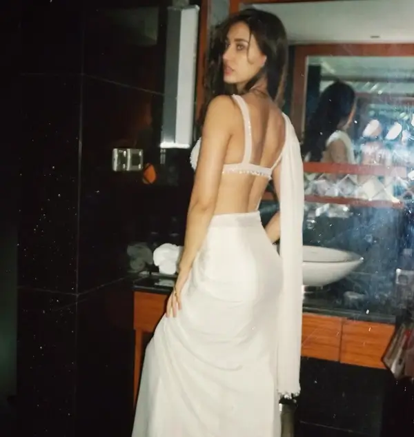Disha Patani Shows Off Huge Cleavage in White Saree and Tiny Blouse is Too Hot to Handle (3)
