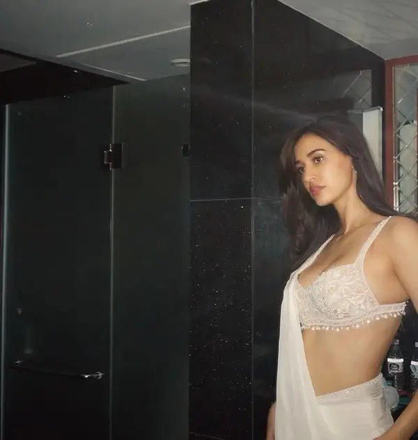 Disha Patani Shows Off Huge Cleavage in White Saree and Tiny Blouse is Too Hot to Handle (4)