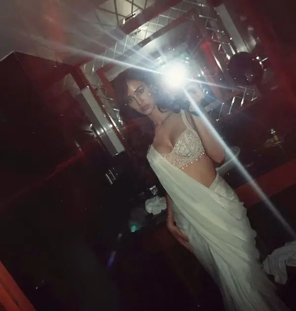 Disha Patani Shows Off Huge Cleavage in White Saree and Tiny Blouse is Too Hot to Handle (5)