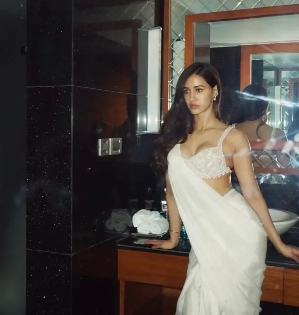 Disha Patani Shows Off Huge Cleavage in White Saree and Tiny Blouse is Too Hot to Handle (6)