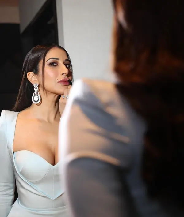 Hot Big Boobs Sophie Choudry Shows Off Deep Cleavage in White Bodycon Dress (1)