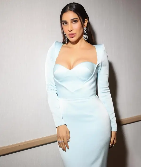 Hot Big Boobs Sophie Choudry Shows Off Deep Cleavage in White Bodycon Dress (3)