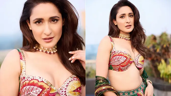 Hot Pragya Jaiswal Shows Off Big Boobs in Green Lehenga Raised the Heat in Style (1)