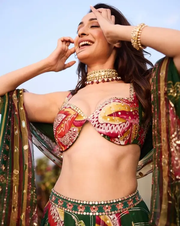 Hot Pragya Jaiswal Shows Off Big Boobs in Green Lehenga Raised the Heat in Style (7)