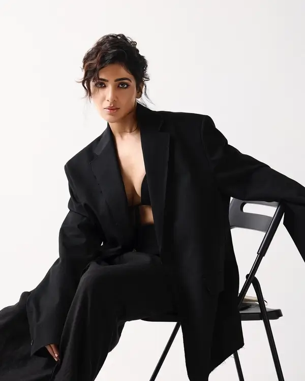 Hot Samantha Ruth Prabhu Displays Her Big Boobs in Black Pantsuit Looked Stunning (4)