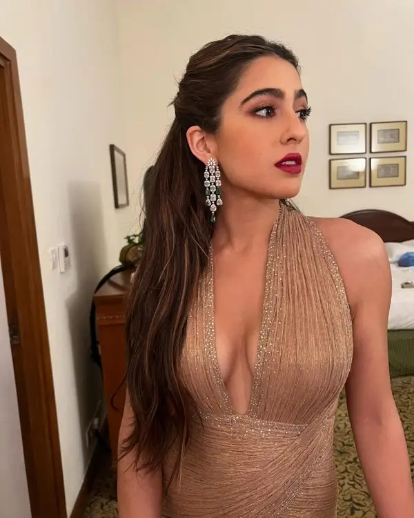 Hot Sara Ali Khan Flaunts Her Big Boobs in Low neck Dress Looked Stunning (2)