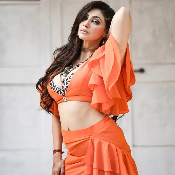 Indian TV Actress Reyhna Shows Off Deep Cleavage in Orange Outfit Raised the Heat (2)
