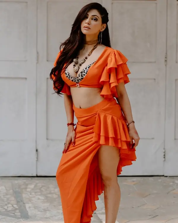 Indian TV Actress Reyhna Shows Off Deep Cleavage in Orange Outfit Raised the Heat (3)