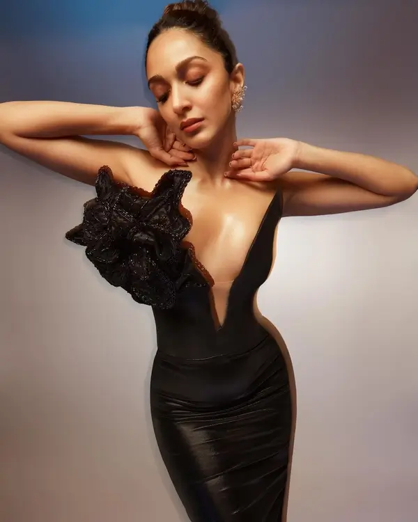 Kiara Advani Shows Off Deep Cleavage in Bodycon Black Dress is Too Hot to Handle (4)