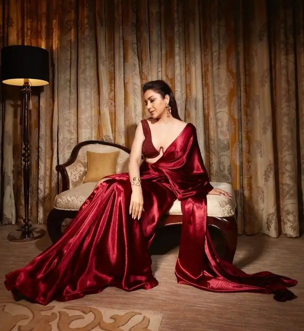 Murder Mubarak Actress Tisca Chopra Puts on Busty Display in Red Saree Turns the Heat Up (2)