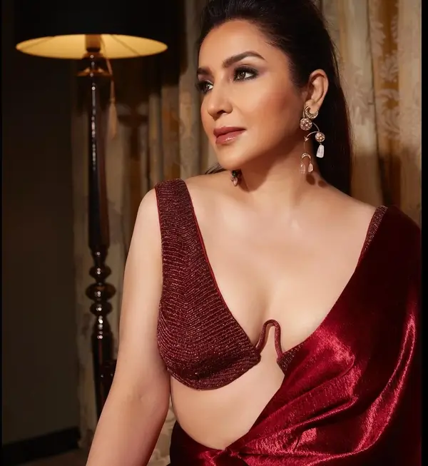 Murder Mubarak Actress Tisca Chopra Puts on Busty Display in Red Saree Turns the Heat Up (3)