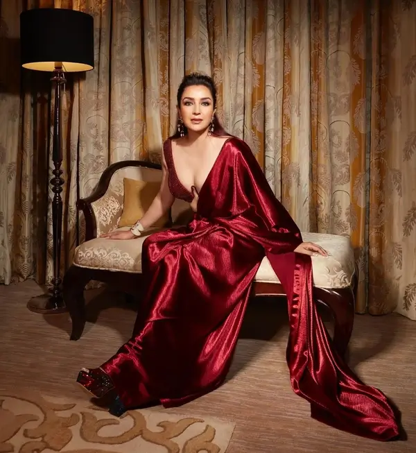 Murder Mubarak Actress Tisca Chopra Puts on Busty Display in Red Saree Turns the Heat Up (4)