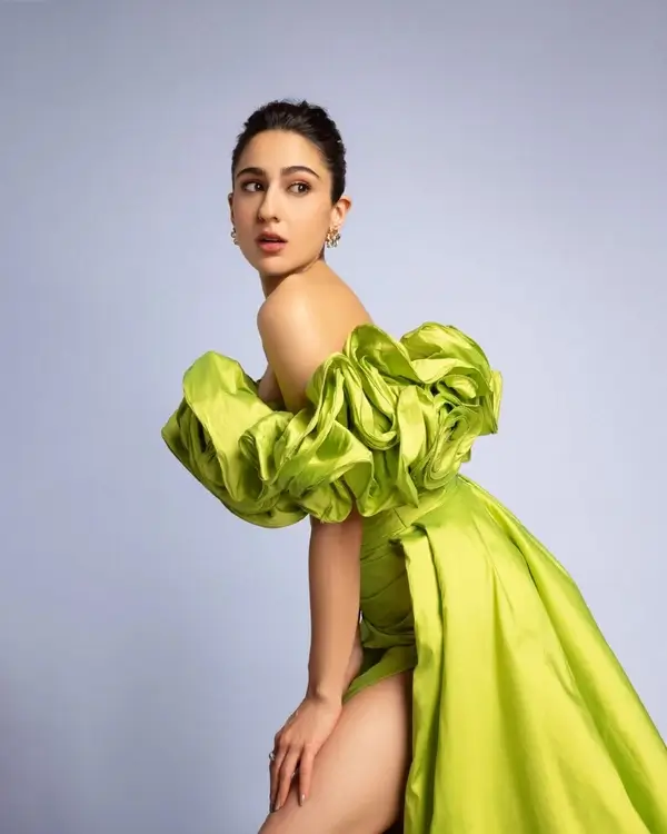 Sara Ali Khan Flaunts Her Sexy Legs in Thigh High Slit Lime Green Gown ​made Fans Crazy (2)