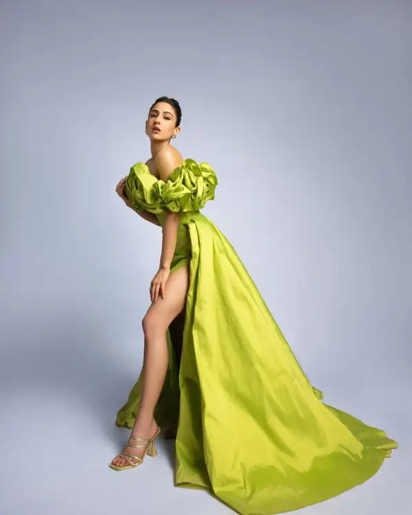 Sara Ali Khan Flaunts Her Sexy Legs in Thigh High Slit Lime Green Gown ​made Fans Crazy (6)