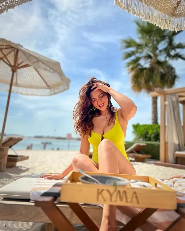 Shama Sikander Shows Off Sexy Figure in Swimsuit Sets Social Media on Fire (4)