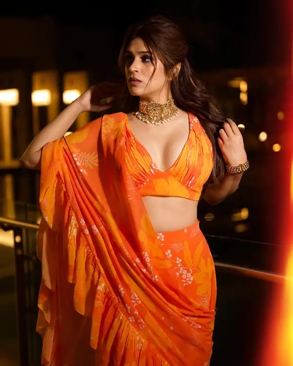 Shraddha Das Shows Off Cleavage in Orange Saree Raised the Heat in Style (3)