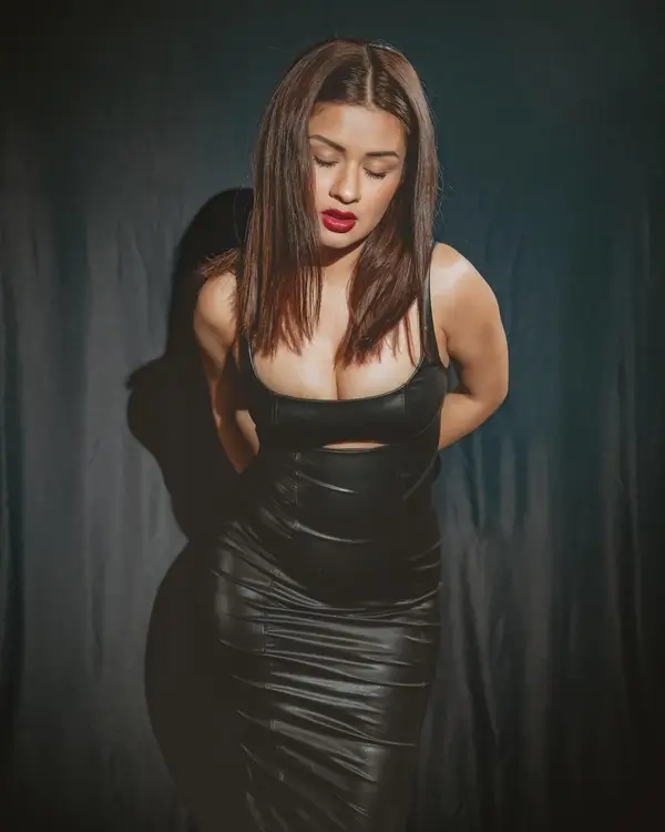 Avneet Kaur Shows Off Big Boobs and Curvy Body in Latex Dress Sets Social Media on Fire (5)