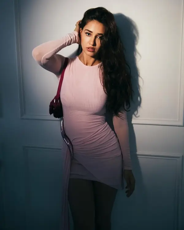 Hot Disha Patani Shows Off Big Boobs and Sexy Figure in Pastel Pink Mini Dress is Too Hot to Handle (3)