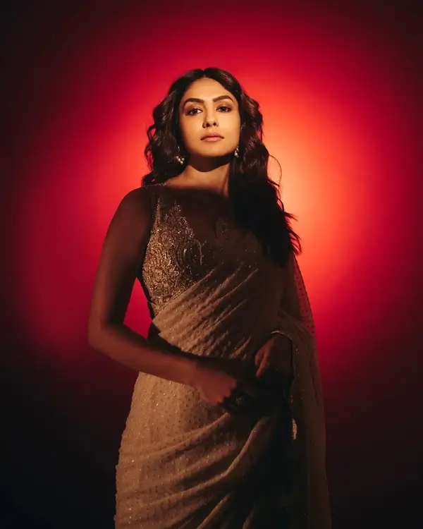Hot Mrunal Thakur Displays Her Sexy Figure in a Cream Colored Saree With a Sleeveless Blouse (2)
