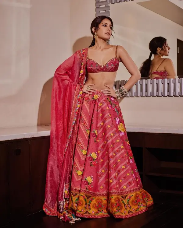 Hot Raashii Khanna Displays Her Big Boobs in Sleeveless Red Crop Top With a Matching Lehenga (4)