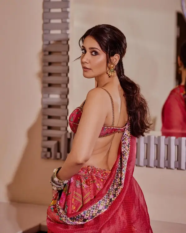 Hot Raashii Khanna Displays Her Big Boobs in Sleeveless Red Crop Top With a Matching Lehenga (6)