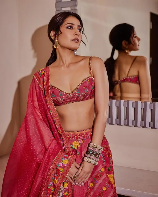 Hot Raashii Khanna Displays Her Big Boobs in Sleeveless Red Crop Top With a Matching Lehenga (7)