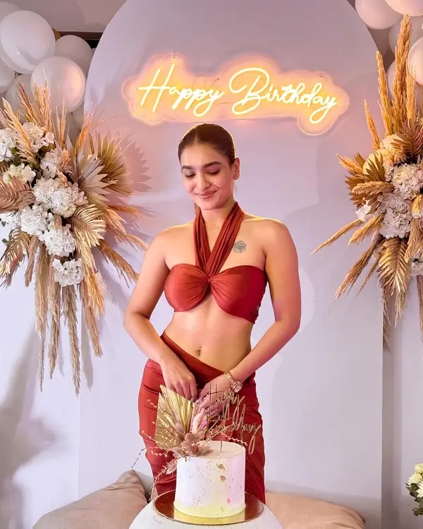 Hot Saniya Iyappan Showcased Her Big Boobs and Curvy Body in Mini Top Paired With a Sarong (6)